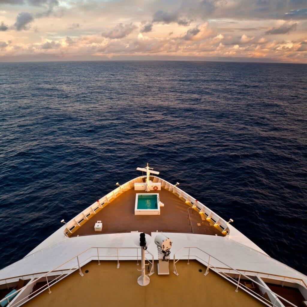 Ein Blick vom Deck eines Kreuzfahrtschiffes.