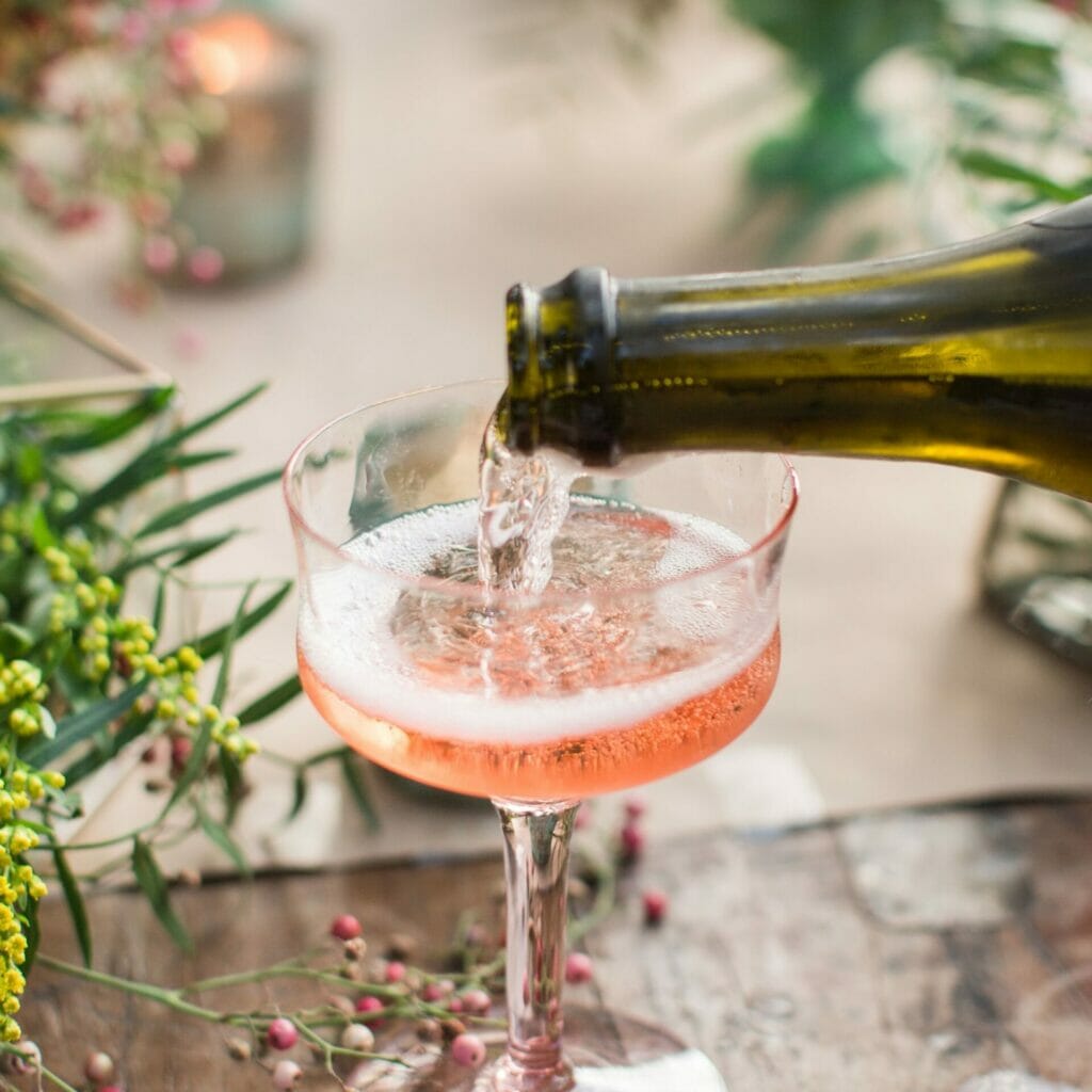 Eine Flasche Champagner wird in ein Glas gegossen.